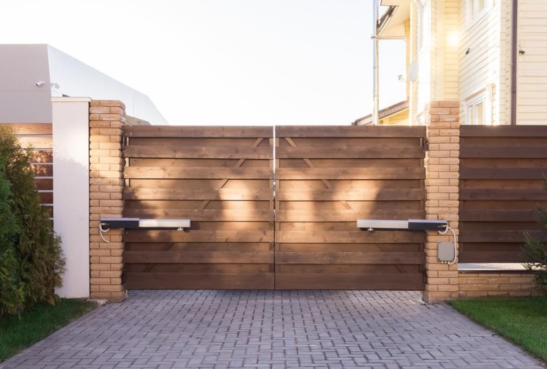 Motorisation du portail : guide des critères de choix